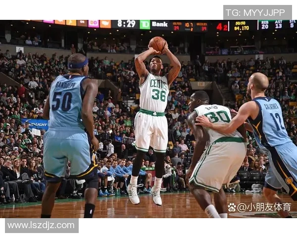 雄鹿与卡尔特人激战正酣NBA季后赛精彩对决引发球迷热议